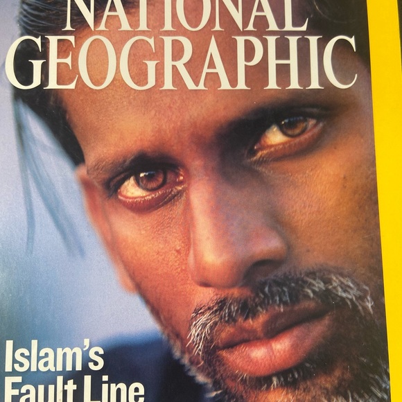 National Geographic Magazine September 2007 “ Islam’s Fault Line Pakistan “ - Picture 2 of 7